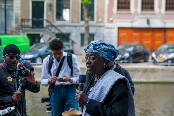 Marian Markelo Winti Priest Amsterdam Keti Koti Festivali 'nde açılış yapıyor. Hollanda 1-6-2025