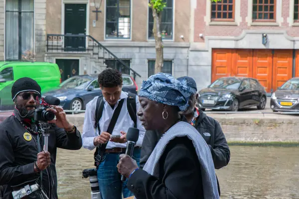 Marian Markelo Winti Priest Amsterdam Keti Koti Festivali 'nde açılış yapıyor. Hollanda 1-6-2025