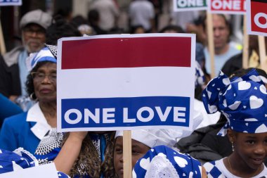 Amsterdam 'daki Keti Koti Festivali' nin açılışında Billboard One Love 1-6-2025