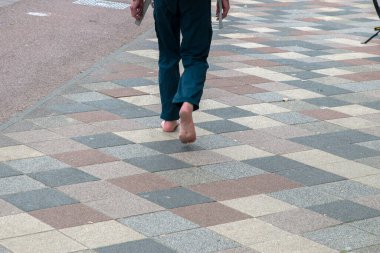 Amsterdam 'da Çıplak Ayakla Yürüyen Yakın Adam Hollanda 5-6-2025