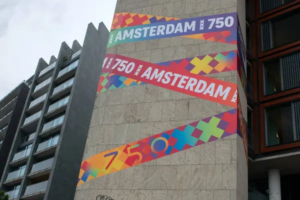 Amsterdam 'daki OBA Oosterdok Kütüphanesinde 750 Yıl Billboard' u 11-4-2022