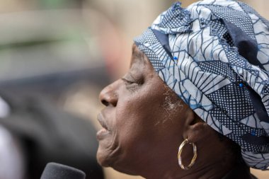 Marian Markelo Winti Priest Amsterdam Keti Koti Festivali 'nde açılış yapıyor. Hollanda 1-6-2025