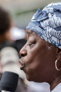 Marian Markelo Winti Priest Amsterdam Keti Koti Festivali 'nde açılış yapıyor. Hollanda 1-6-2025