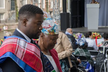 Hollanda, Amsterdam 'daki belediye başkanlığı binasındaki kölelik anıtına 6-6-2025 çiçek yerleştirdi.