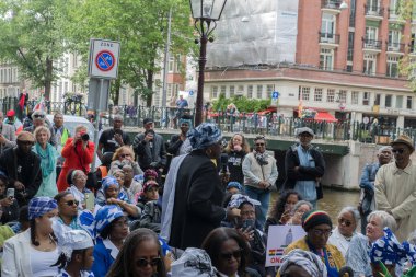 Amsterdam 'daki Keti Koti Festivali' nin açılışında Marian Markelo Winti Priest 'ten dualar 1-6-2025