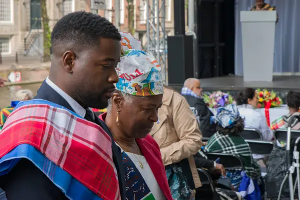 Hollanda, Amsterdam 'daki belediye başkanlığı binasındaki kölelik anıtına 6-6-2025 çiçek yerleştirdi.