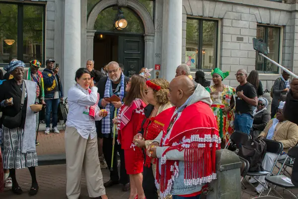 Hollanda, Amsterdam 'daki belediye başkanlığı binasındaki kölelik anıtına 6-6-2025 çiçek yerleştirdi.