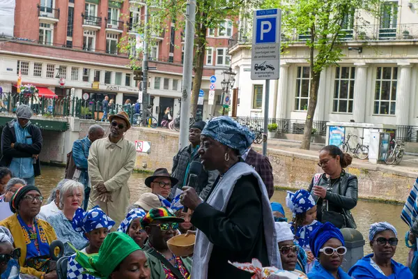 Amsterdam 'daki Keti Koti Festivali' nin açılışında Marian Markelo Winti Priest 'ten dualar 1-6-2025