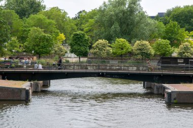 Amsterdam 'daki Armand Sunierbrug Köprüsü Hollanda 17-6-2025