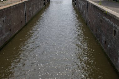 Amsterdam 'daki Scharrebiersluis Köprüsü Kanalı 17-6-2025