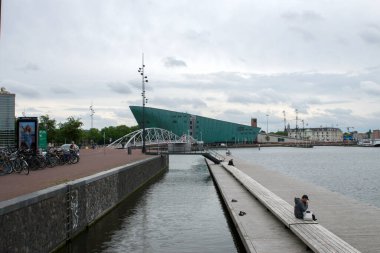 Arka plandaki Oosterdokskade 'den Amsterdam' daki Nemo Müzesi 5-6-2025