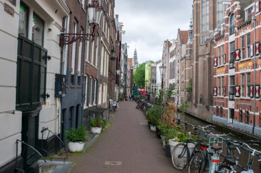 Amsterdam 'daki Oudezijds Kolk Kanalı' nda 5-6-2025