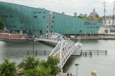 Arka plandaki Oosterdokskade 'den Amsterdam' daki Nemo Müzesi 5-6-2025