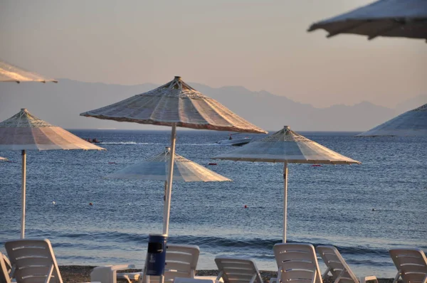 Güneşli bir günde kumsaldan bir manzara