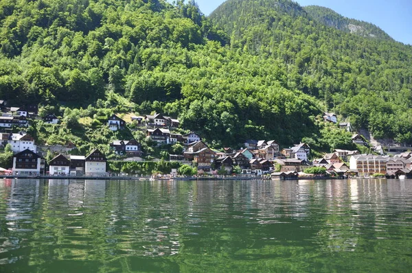 Hallstatt, austria-July 06, 2016: Kotor körfezindeki insanlar