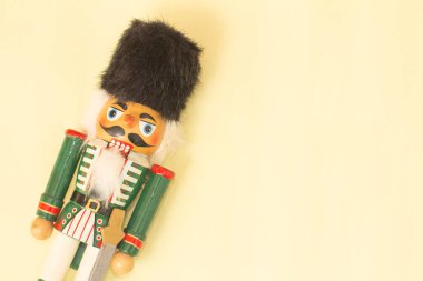 Sarı renkli kağıt yüzey dokusunda fotokopi uzayıyla güzel bir Noel fındıkkıran askeri.