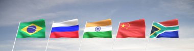 BRICS ülkelerinin bayrakları Brezilya, Rusya, Hindistan, Çin ve Güney Afrika bulutlu mavi gökyüzü arkaplanıyla dalgalanırken, 3D