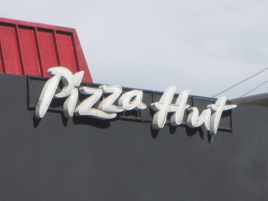 Pizza Hut, pizza ve pasta.Caracas, Miranda State.Editoryel, Editoryel Illustrative dahil olmak üzere İtalyan-Amerikan mutfağı hizmeti veren bir Amerikan restoran zinciri. Venezuela, Karakas Aralık 05, 2024.