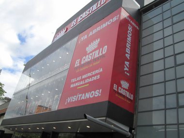 El Castillo Venezuela 'daki moda, dekorasyon, spor ve üniforma pazarları için özel kumaşlar yaptı. Caracas, Miranda State. Editör, editör, illüstrasyon. Venezuela, Karakas Aralık 05, 2024.
