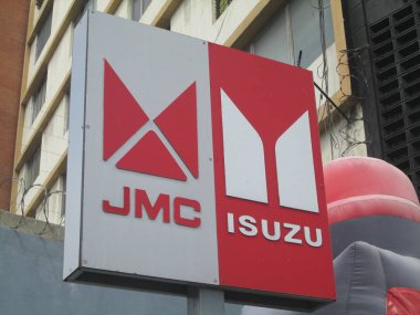 Isuzu ve JMC, kamyon ve kamyonet üretiminde işbirliği yapmış iki araç markasıdır. Editör, Editör İlustratif. Caracas, Venezuela 20 Aralık 2024.