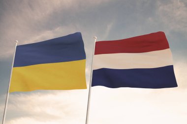 Ukrayna ve NETHERLANDS bayrakları bulutlu mavi gökyüzü arkaplanıyla dalgalanıyor, 3D ülkeleri arasındaki ilişkiler.
