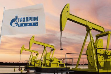 Güneş batarken GAZPROM 3D RUSSIA bayrağıyla güzel pompalama ve bulutlu gökyüzü
