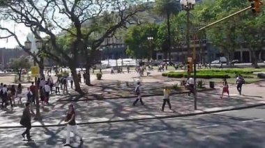Plaza de Mayo yakınlarındaki Bolivar Bulvarı 'nın turistik otobüsünden ve Buenos Aires Arjantin' deki Metropolitan Katedrali 'nden görüntü.