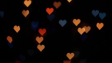 Sevgililer Günü 'nde sevgililer günü aşklarının siyah arka planda yanıp sönen birkaç kalp hakkında güzel bir video.
