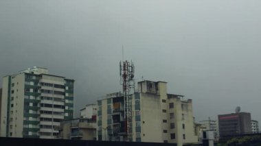 Caracas, Venezuela 2024, 5 Ekim: Arka planda El Avila dağı veya Waraira Repano bulutlu binaların olduğu yağmurlu bir gün.