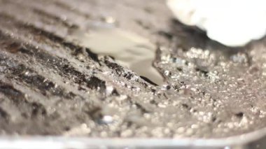 Mısır yağı sürüp pamuk parçasıyla dökme demir tava ya da budare 'nin yüzeyine yayarak mısır keki ya da arepa hazırlamak için..