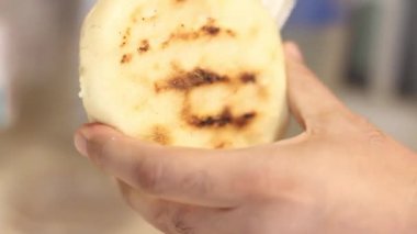 Mısır keki ya da arepayı doldurmak için bıçakla açmak..