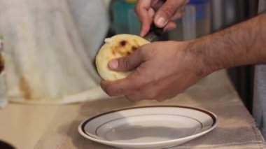 Mısır keki ya da arepayı doldurmak için bıçakla açmak..