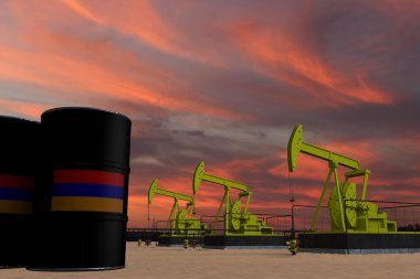 Güneş batarken hava bulutlu ve petrol varillerinin üzerinde ARMENIA bayrağı asılı.