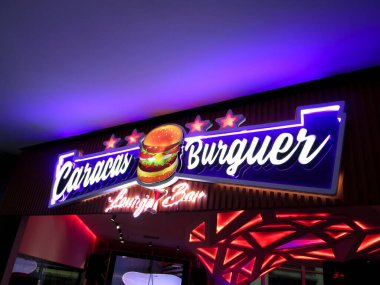 Hamburger, sosisli sandviç, pepitos ve daha pek çok şey satan Caracas Burguer restoranı. Editör illüstrasyon, editoryal. Caracas, Venezuela 16 Mayıs 2025.