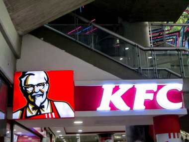 Kentucky Fried Chicken, kızarmış tavuk üzerine uzmanlaşmış bir Amerikan fast food restoran zinciri. Editoryal illüstrasyon, editoryal. Caracas, Venezuela 16 Mayıs 2025.