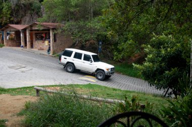 4x4 araç durağı ve Picacho de Galipan El Avila Waraira Repano Caracas Venezuela 'da küçük gıda mağazası.
