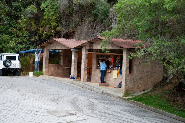 4x4 araç durağı ve Picacho de Galipan El Avila Waraira Repano Caracas Venezuela 'da küçük gıda mağazası.