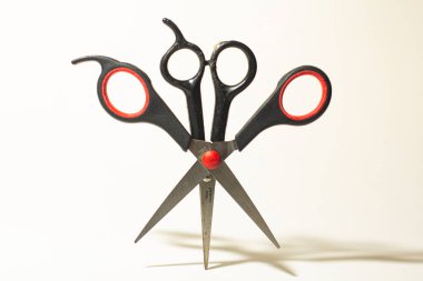 İlginç pozisyonlarda iki makas muhteşem bir gölge oluşturuyor..