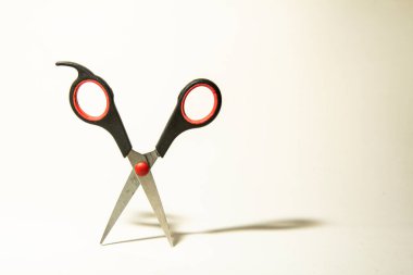 Makas dik pozisyonda, negatif boşluklu muhteşem bir gölge oluşturuyor..