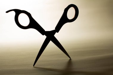 Yaratıcı bir konseptte ışığa karşı duran tek bir makas..