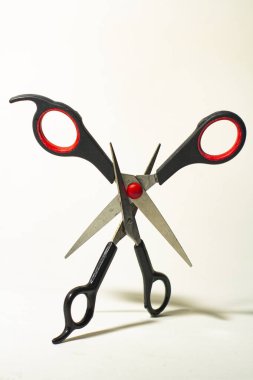 İlginç pozisyonlarda iki makas muhteşem bir gölge oluşturuyor..