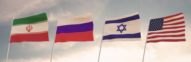 İran, Rusya, ISRAEL ve Amerika Birleşik Devletleri bayrakları, bulutlu mavi gökyüzü arkaplanı, ülkeler arasındaki ilişkiler. SAVAŞ 3D görüntüleme.