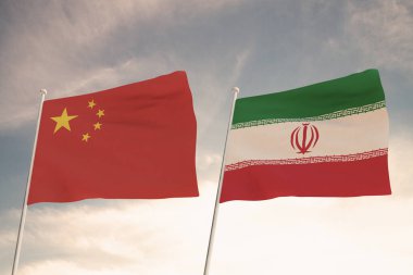 Çin ve İran bayrakları bulutlu mavi gökyüzü arkaplanıyla dalgalanıyor, ülkeler arasındaki ilişkiler..