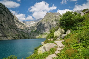 İsviçre Alpleri 'nin güzel manzaralı Gelmersee Gölü' nün etrafında inanılmaz bir yürüyüş yolu.