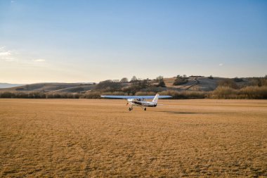 Ocova, Slovakya - 27 Şubat 2022: Pazar günü Ocova, Slovakya 'da küçük bir havaalanına kalkan küçük uçak