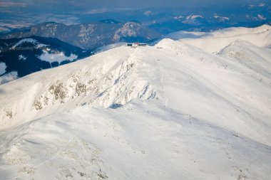 Chopok, Slovakya - 27 Şubat 2022: Şubat 2022 'de Slovakya' nın Low Tatras Dağı 'ndaki Chopok tepesindeki teleferik istasyonunda hava görüntüsü