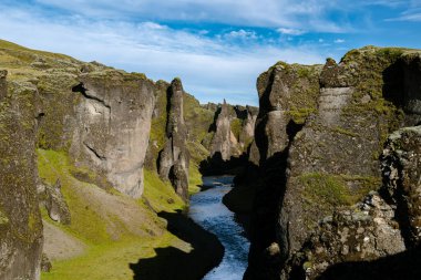 İzlanda 'nın güney bölgesindeki güzel Fjadrargljufur kanyonu