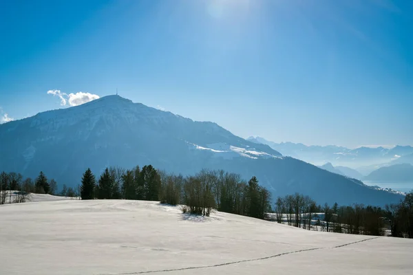 Prachtig Uitzicht Besneeuwde Berg Rigi Vanuit Zugerberg Tijdens Winter Zwitserland Rechtenvrije Stockafbeeldingen