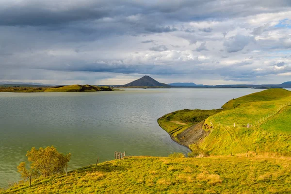 Красивое Озеро Миватн Рядом Кратерами Скутустадагигар Севере Исландии — стоковое фото