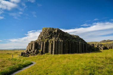 İzlanda 'da bulunan doğal bazalt oluşumları Dverghamrar